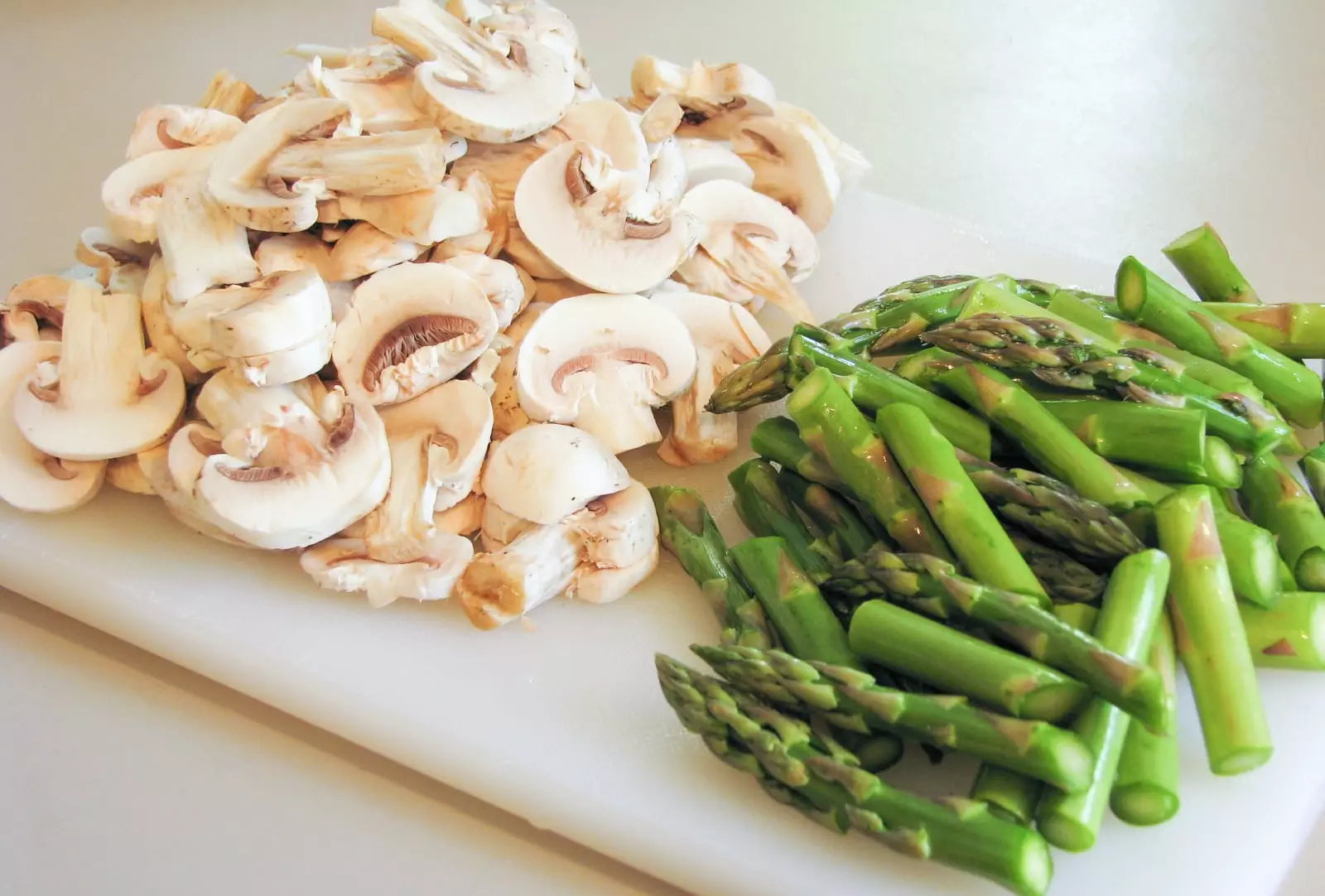 Pasta with Mushrooms and Asparagus in a Pesto Sauce