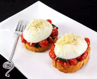 Toast with Sautéed Tomatoes, Spinach, and Poached Egg