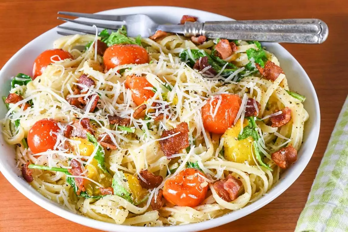 Bacon-Tomato Linguine Carbonara