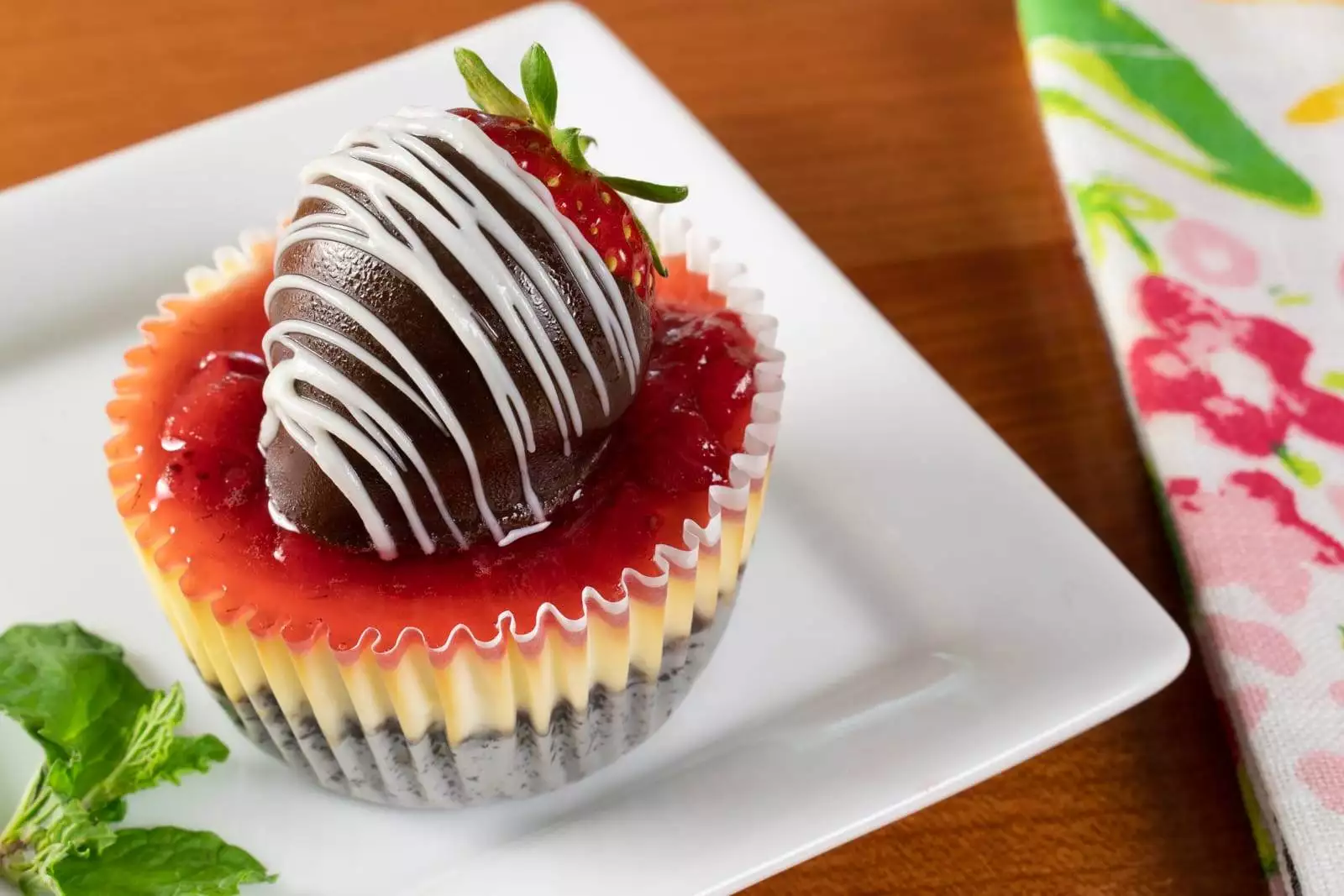 Mini Strawberry Cheesecakes with Chocolate Covered Strawberries